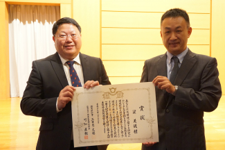 梁美儀教授(左)與他其中一位提名人—日本愛媛大學的竹内一郎教授一同手持生態學琵琶湖獎狀。梁教授的另一位提名人為港大生物科學學院安原盛明博士。